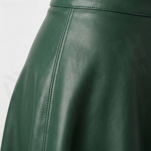 Jupe courte en similicuir PU pour femme, taille haute, style plissé brillant, couleur unie, toutes saisons - Product Image 5