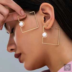 Pendientes de aro cuadrados PRAO con detalles en perlas - Product Image 1