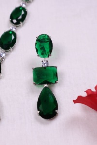 Collier élégant pour femme plaqué or avec zircon taille émeraude, pendentif goutte d'eau et serti clos, idéal pour les soirées - Product Image 4
