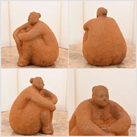 Statue de femme en fonte courbée, style vintage rustique, finition patine rouille naturelle, art abstrait industriel, esthétique corporelle positive pour la maison