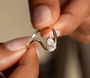 Bague solitaire en diamant taille poire ondulée de créateur avec bande ouverte, collection de bijoux fins de luxe haut de gamme pour fiançailles et mariage - Product Image 5