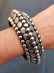 Brazaletes de latón hechos a mano con diseño moderno en relieve, diseño personalizado, accesorios para niñas de Universal Overseas en India. - Product Image 5