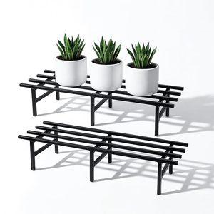 Support de plante minimaliste en métal noir, forme rectangulaire, design durable pour une utilisation en intérieur et en extérieur - Product Image 1