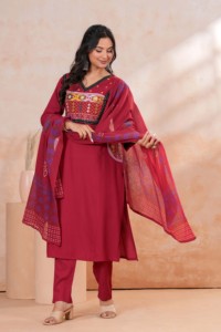 Elegante Conjunto de 3 Piezas de Ropa Étnica India Color Granate para Mujer, Kurti, Pantalón y Dupatta Estampada, Traje Tradicional Bordado Salwar Kameez - Product Image 4