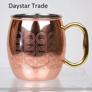 Mug en cuivre écologique Daystar Trade, finition martelée, motif gravé, poignée dorée, accessoire classique pour boire des cocktails - Product Image 1