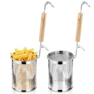 Colador de fideos de acero inoxidable de diseño clásico para estilos de cocina tradicionales y modernos en cocinas con mucho movimiento. - Product Image 1