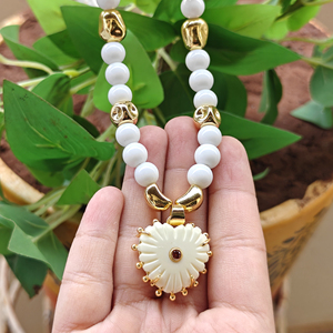 จี้รูปหัวใจแกะสลักด้วยมือประดับลูกปัดสีขาว ชุบทอง 18k ประดับงาช้างสังเคราะห์และเพชร CZ จี้ห้อยคอสุดหรู ขายส่ง เครื่องประดับแฟชั่นระดับพรีเมียม - Product Image 2