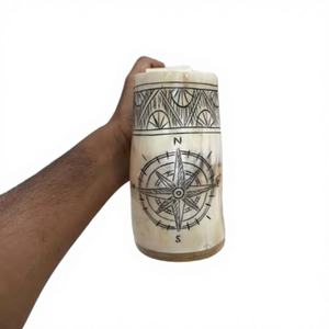 Jarra de cuerno de búfalo con brújula vikinga Vegvisir, estilo vikingo, suministro ético, interiores aptos para alimentos, pedidos al por mayor para artículos de bar. - Product Image 1