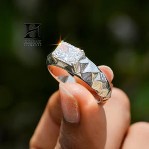 Anillo de Diamante Cultivado en Laboratorio con Corte Radiante Personalizado, Banda Geométrica Facetada, Oro Blanco, Estilo Sello para Hombre, Diamante Certificado VVS - Product Image 1