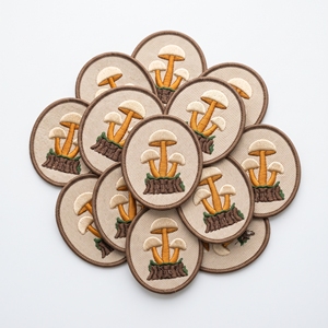 Parche Bordado Personalizado, Directo de Fábrica, Insignia Ovalada de Hongo, Diseño de Bosque y Naturaleza en Sarga Beige, Aplique Termoadhesivo para Prendas, Venta al por Mayor - Product Image 1