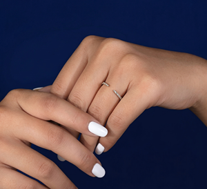 Bague de mariage ouverte empilable pour femme en or 14 carats avec diamant de laboratoire plaqué rhodium 0,16 carat, bijou minimaliste 2,80 g - Product Image 4