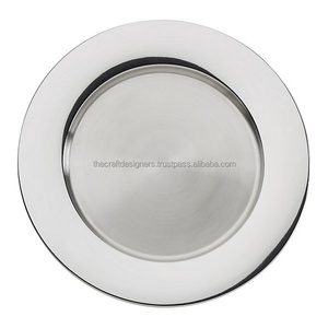 Assiette de présentation classique en métal argenté pour tables de banquet, offrant une élégance intemporelle pour les fêtes et les réunions formelles - Product Image 4