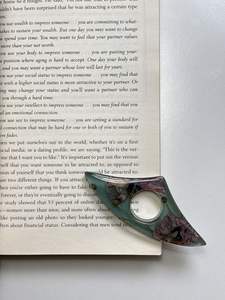 Soporte de Resina para Páginas de Libro, Lector de Pulgar |   Regalo Creativo para Amantes de los Libros y Lectores Ávidos - Product Image 4