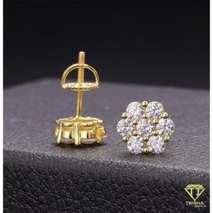Élégantes boucles d'oreilles clous en argent sterling 925 plaqué or, ornées de diamants de laboratoire floraux et d'un grappe scintillante - Product Image 4