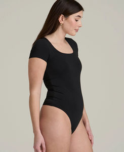 จั๊มสูทโยคะคอเหลี่ยมแขนสั้นสีดำพรีเมียมสำหรับผู้หญิง พร้อมโลโก้สั่งทำพิเศษ แขนทรงบาน เอวสูง ระบายอากาศได้ดี ผลิตจากผ้าสแปนเด็กซ์/โพลีเอสเตอร์ เนื้อผ้านุ่ม - Product Image 2