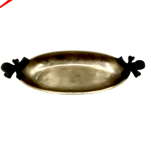 Plat de service en aluminium avec poignées en forme de tête de squelette, finition noire, pour la décoration et comme plateau de table - Product Image 1