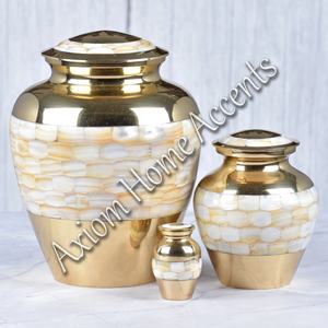 Urne en laiton poli pour cendres avec sculptures ornées Souvenir funéraire classique et commémoratif par Axiom Home Accents - Product Image 5