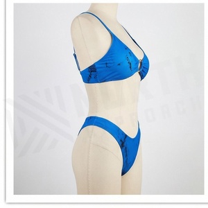 Ensemble de yoga 2 pièces imprimé papillon bleu avec finition dorée, body à col en V profond et jupe portefeuille longueur genou - Product Image 3
