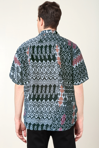 Chemise noire en polyester pour homme, imprimé géométrique, coupe classique, col chemise et manches courtes, pour un usage décontracté. - Product Image 2