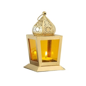 Design moderne Décoration Métal Finition dorée Bougie Lanterne Vente en gros Décoration de la maison Intérieur Extérieur Lanterne à bon prix - Product Image 1