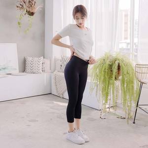Fabriqué à Taiwan OEM ODM Taiwan conçoit des leggings de yoga 3/4 en nylon écologique pour femmes avec taille élastique solide haute - Product Image 1