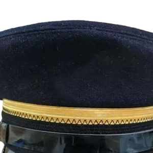 หมวกปีกแหลมสีดำลายทางปักลายพร้อมตราปักโลหะและที่คาดผม - เครื่องประดับศีรษะสำหรับผู้ใหญ่แบบยูนิเซ็กซ์ - Product Image 6