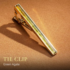 Un elegante clip para corbata chapado en oro de 18 quilates para hombre con piedras preciosas de ágata verde Fengshui (KCVDAXL001) de la colección Tinh Vu. - Product Image 6