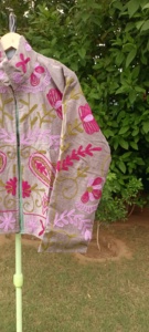 Chaqueta Bomber de Terciopelo Bordada a Mano de Lujo para Mujer |   Abrigo Artesanal Floral Premium para Otoño/Invierno |   Algodón de Diseño de Boutique - Product Image 3