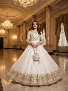 Ensemble Anarkali Lehenga brodé blanc en satin crêpe, coupe trapèze, longueur ras du sol, tenue de mariage indienne vintage - Product Image 1