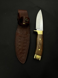 Couteau de chasse et de camping HC-169 – Lame fixe en acier inoxydable avec bord partiellement dentelé, manche en bois de noyer et laiton - Product Image 5