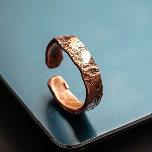 Elegante anillo de cobre para amantes de la moda, adecuado para uso en la oficina, vestimenta informal y reuniones familiares. - Product Image 1