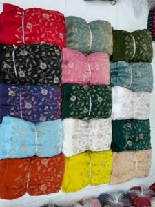 Tissu texturé Rangoli Crush pour robes de boutique, tenues ethniques de créateurs, vêtements de mode contemporaine et vêtements décoratifs - Product Image 2