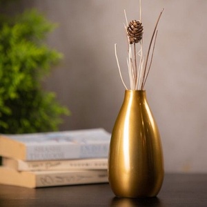 Maceta de latón mate con forma de lágrima |   Moderno y Elegante Florero de Mesa Dorado Ecológico para Decoración de Hoteles y Restaurantes, Regalo para Eventos de Boda - Product Image 2
