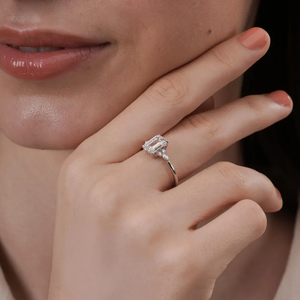 แหวนเพชรทรงเอเมอรัลด์คัทเพาะเลี้ยงในห้องปฏิบัติการ ได้รับการรับรองจาก IGI ประดับเพชรเม็ดใหญ่ตรงกลาง พร้อมเพชรทรงมาร์คีส์และเพชรทรงกลมด้านข้าง สำหรับผู้หญิง - Product Image 3