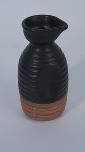Carafe à saké traditionnelle en céramique de terre cuite noir mat, corps côtelé, bec verseur, anti-fuite, compatible lave-vaisselle, cadeau d'affaires japonais - Product Image 3