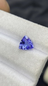 Pierre précieuse naturelle certifiée Tanzanite naturelle taille triligne 8 MM avec une couleur et un lustre excellents Zoisite naturelle 1,65 carat - Product Image 2