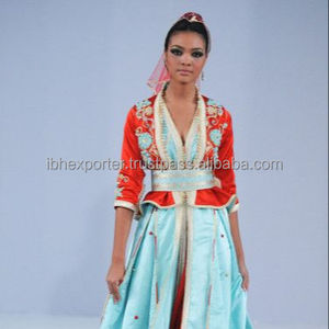 Caftan deux pièces avec haut de style manteau à la taille rouge et broderie de bas en tissu de soie et travail de dentelle de haute qualité - Product Image 1