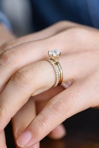 แหวนหมั้นเพชรโมอิสซาไนต์ทรงรีทองคำแท้ 14K ประดับเพชรแบบปาเว่ ของ Lurba Jewels หรูหรา เหมาะสำหรับงานแต่งงาน ของขวัญสำหรับผู้หญิง - Product Image 2