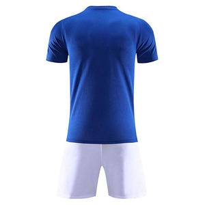 Ensemble de maillot de football personnalisé unisexe bleu à manches courtes, col rond, respirant, anti-transpiration, en polyester, avec short blanc, coupe classique - Product Image 1