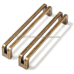 Poignée de tirage en métal conçue pour les îlots de cuisine modernes, offrant une fonctionnalité robuste et élégante, adaptée aux intérieurs contemporains - Product Image 1