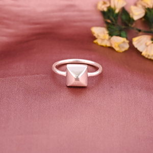 แหวนเงินแท้ 925 ดีไซน์พีระมิดมินิมอลสำหรับผู้หญิง - Product Image 1