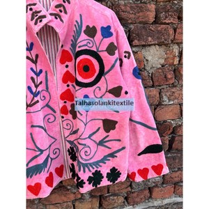 เสื้อแจ็คเก็ตกำมะหยี่สีชมพูร้อนแรง ปักลายด้วยมือ สำหรับฤดูหนาว แบบ unisex คอตั้ง แขนยาว มีกระเป๋าข้างสองข้าง - Product Image 2