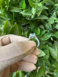 Anillo Solitario de Moissanita Azul Cian con Corte Redondo y Halo Oculto para Mujer, Plata 925 Original, Joyería Fina Premium para Enamorados - Product Image 4