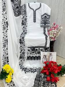 Élégante georgette de renard lourd Shalwar Kameez avec broderie Jari multi-fils et travail de séquence, jumelée avec de la soie Dupatta - Product Image 2