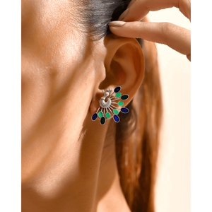 Pendientes de Botón Meera Jaipur Mayoor con Detalles de Esmalte Plateado, Origen India, Modelo MTER557 - Product Image 1