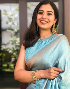 Sari Kanjivaram en soie Banarasi tissé traditionnel bleu KV avec motif dessiné à la main et chemisier non cousu pour les occasions de fête - Product Image 4