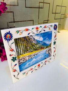 Cadre photo en marbre fait main avec motif floral, personnalisable pour la décoration de la maison - Vente en gros disponible - Product Image 3