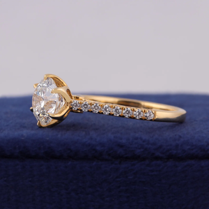 Anillo de Compromiso de Diamantes Redondos de Corte Brillante en Oro de 14K para Mujer con Diamantes Laterales, Certificado IGI, Estilo Clásico - Product Image 6