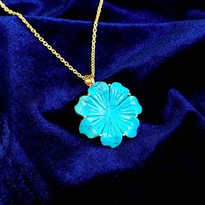 Pendentif en forme de fleur bleue turquoise, collier en cristal sculpté à la main pour femmes, pendentif en pierres précieuses, cadeau d'anniversaire fait à la main - Product Image 2