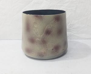 Maceta metálica redonda con pedestal, estilo vintage, acabado texturizado, decorativa, para plantas de interior y exterior, duradera. - Product Image 4